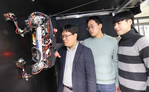 (왼쪽부터)KAIST 기계공학과 박해원 교수, 엄용 박사과정, 홍승우 박사과정