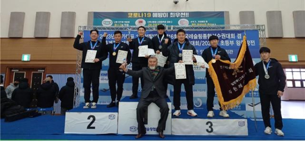 한국조폐공사 레슬링팀이 ‘제16회 전국레슬링종합선수권대회’에서 금메달 4개, 은메달 3개를 획득하고 기념사진을 촬영하고 있다.