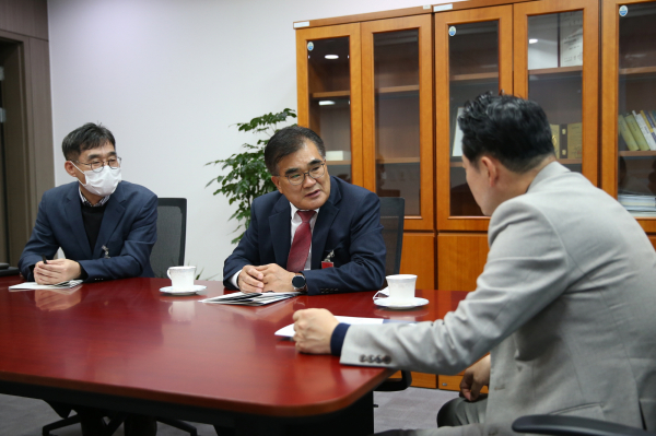 지난 11월 국회 장동혁 의원실을 방문한 김기웅 군수