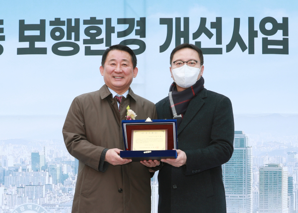 지난 26일 둔산동 보행환경 개선사업 준공식에서 감사패 수여 장면