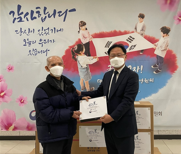 우측- 강만희 대전지방보훈청장,  좌측- 참전유공자 이원일