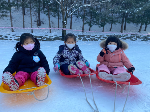 저학년 눈썰매 체험 모습