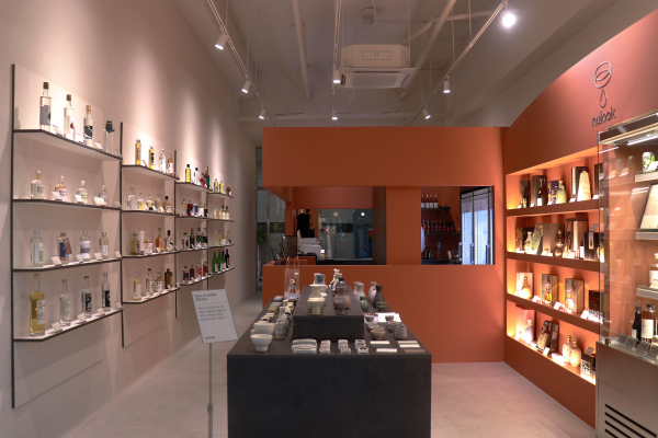 (주)맥키스컴퍼니가 세종시 새롬동에 전통주 전문 바틀샵 '누룩(nulook)' 2호점을 열고 영업을 시작했다.