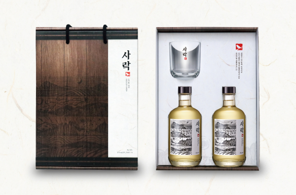 (주)맥키스컴퍼니가 설 명절을 겨냥해 프리미엄 증류주 '사락' 선물세트를 한정 출시한다.