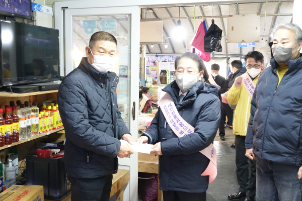 박형덕 서부발전 사장(가운데)이 태안서부전통시장 내 상점을 찾아 물품을 구입하는 모습