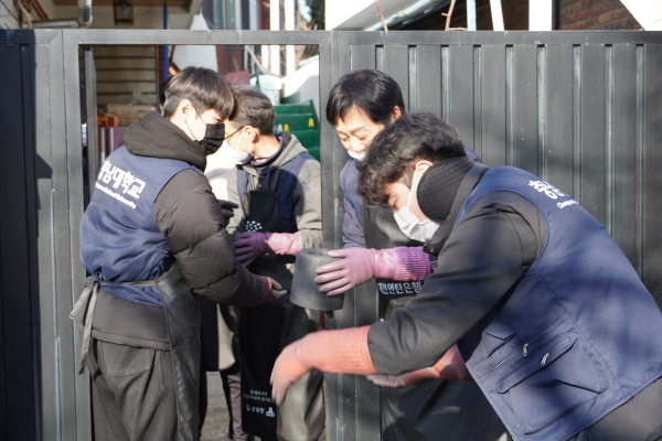 재학생 및 교직원 30여 명, 성남동 5가구에 연탄 1,500장 직접 배달
