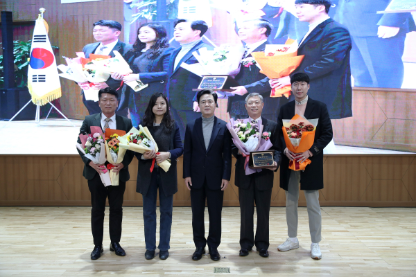 왼쪽부터 금산인삼약초산업진흥원 김기태 GAP인증팀장, 금산군청 인삼약초과 서은영 주무관, 김태흠 충남도지사, 김영수 금산인삼약초산업진흥원장, 금산인삼약초산업진흥원 GAP인증팀 차유상 심사원