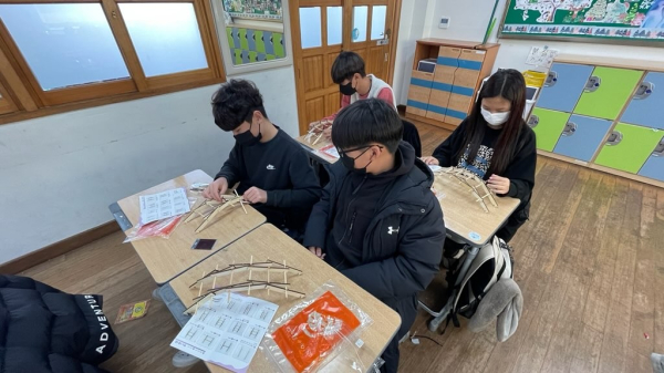 세종시 학생들이 제공받은 활동재료로 다빈치 다리 만들기 활동을 하고 있다.