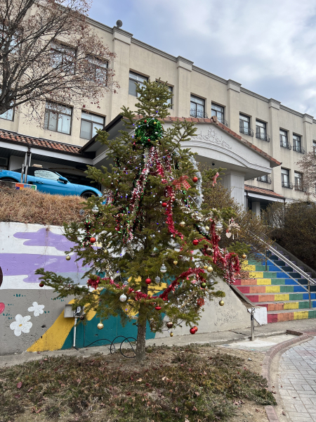 태원산업건설이 서구 가수원동에 위치한 후생학원에 크리스마스 트리를 설치한 모습.(사진=태원산업건설 제공)