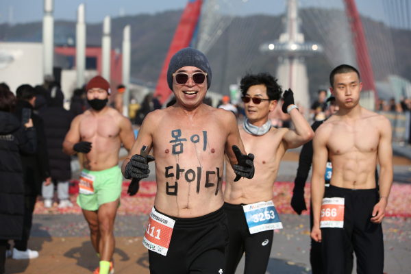 2023 대전맨몸마라톤에서 맨몸으로 달리고 있는 맥키스컴퍼니 조웅래 회장