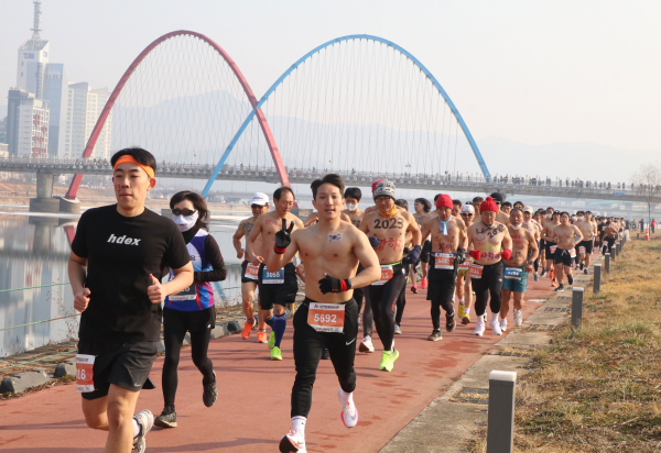2023 대전맨몸마라톤에서 대전 갑천변 7km를 맨몸으로 달리고 있는 참가자들