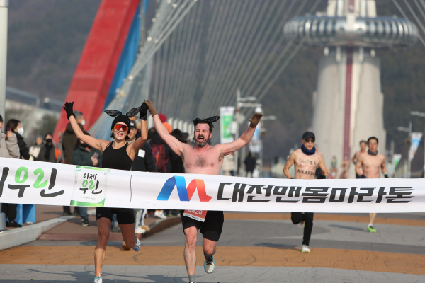 2023 대전맨몸마라톤에서 대전 갑천변 7km를 완주하고 결승점에 도착한 참가자들