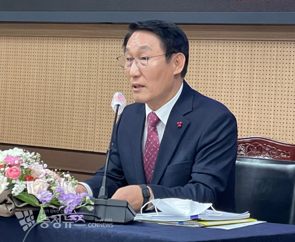 이용록 홍성군수는 새해를 맞아 2일 군청 회의실에서 열린 기자간담회를 가졌다/사진 권상재 기자