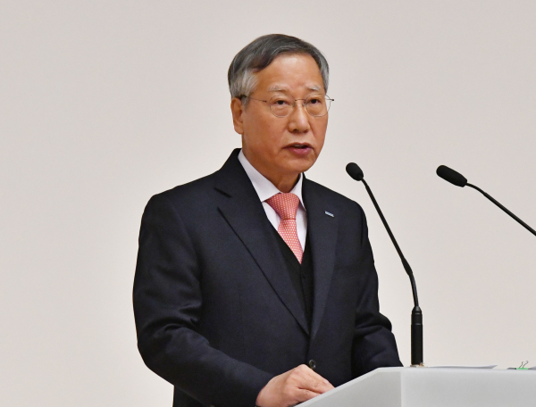 반장식 사장이 신년사를 낭독하고 있다.