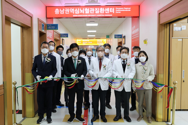 충청남도 권역 심뇌혈관질환센터 개소식에서 관계자들이 테이프커팅을 진행하고 있다.( 좌로부터 서유성 의료원장, 서교일 이사장, 박상흠 병원장, 박윤형 센터장, 최미영 노조위원장)