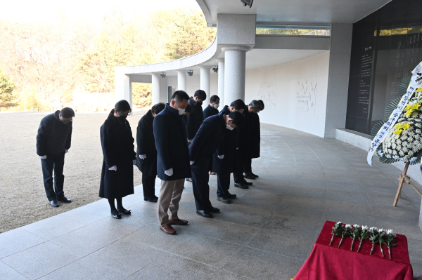 3일, 새해 보훈공원 참배 모습