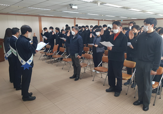 국가철도공단 김공수 영남본부장과 직원들이 3일 본부 대회의실에서 ‘2023년 청렴안전 결의대회’를 시행하고 있다.