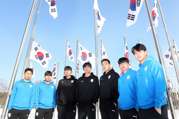 천안시티FC의 신인 선수 7인_최상헌, 허승우, 김효준, 김동건, 이재원, 이찬협, 한재훈(왼쪽부터)