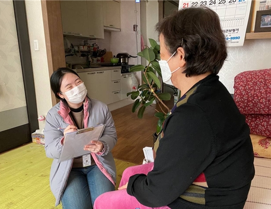 대상자 지원을 위해 케어회의를 하는 모습