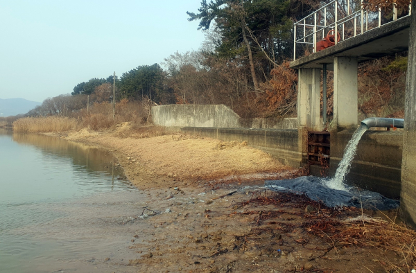 나주 노안1저수지에서 물을 채우기 위한 양수저류를 하고 있다