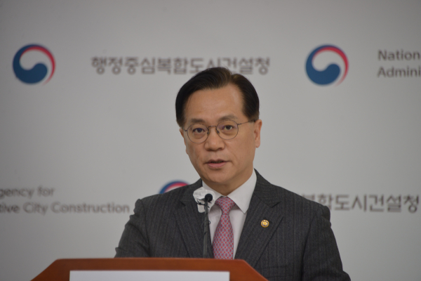 질의 답변하는 이상래 행복청장