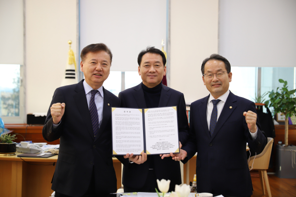 좌로부터 홍성국 의원, 이광재 사무총장, 강준현 의원