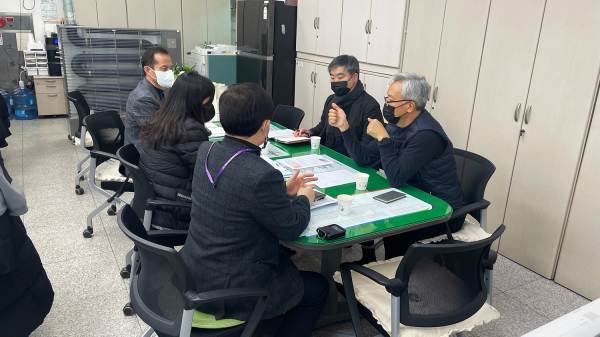 인근 지차체 공무원들이 서산시 건축행정을 벤치마킹하기 위해 서산시 원스톱허가과를 방문한 모습