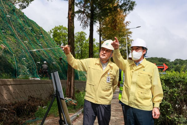 호우대비 재해위험지역(급경사지) 현장점검에 나선 이응우 계룡시장 모습
