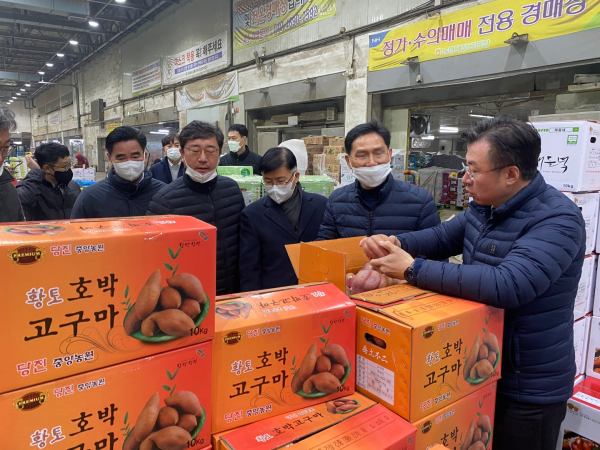 이종욱 농협충남세종본부장과 이한수 농협대전공판장 사장이 농협대전공판장에서 경매대기중인 농산물 돌아보고 있다