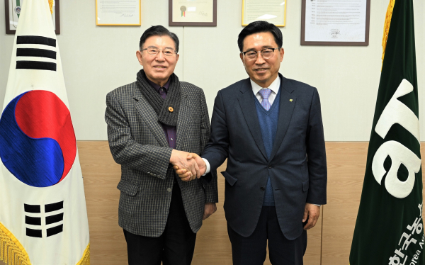 간담회 사진 * 한국농수산식품유통공사 김춘진 사장(우측), 세계한인상공인총연합회 김덕룡 이사장(좌측)