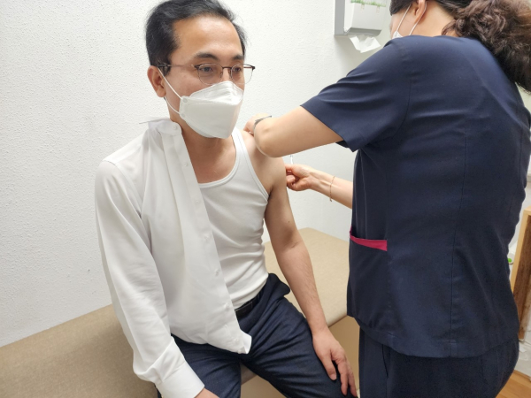 박희조 대전 동구청장이 개량백신 접종 하고 있는 모습