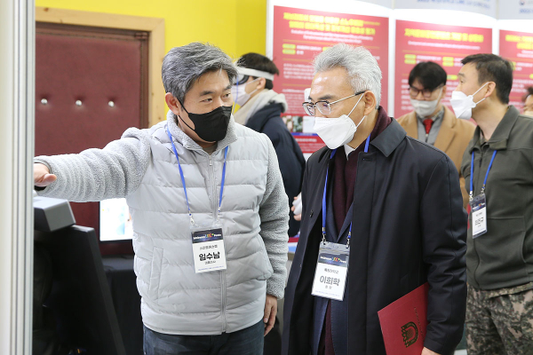 지난 9일 목원대 산학협력관 1층 전시실에서 열린 ‘2022 목원대 LINC 3.0 성과확산 페스타’에서 이희학 총장(가운데)이 LINC 3.0 사업성과 전시물 등을 관람하고 있다.