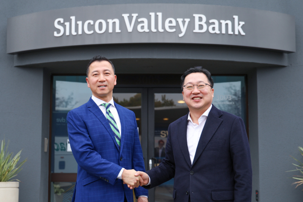 (좌측부터)실리콘밸리은행 리송 전무이사, 이장우 대전시장.