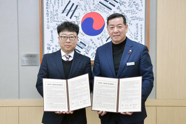 개인지하수 수질검사료 감면 업무협약식 /왼쪽 김우식 ㈜맑은물분석연구원 대표, 오른쪽 최원철 시장