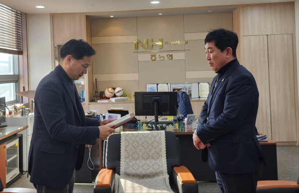 농협중앙회 이성희(좌) 회장이 이효성(우) 대전시의원에게 감사패를 전달하고 있다.