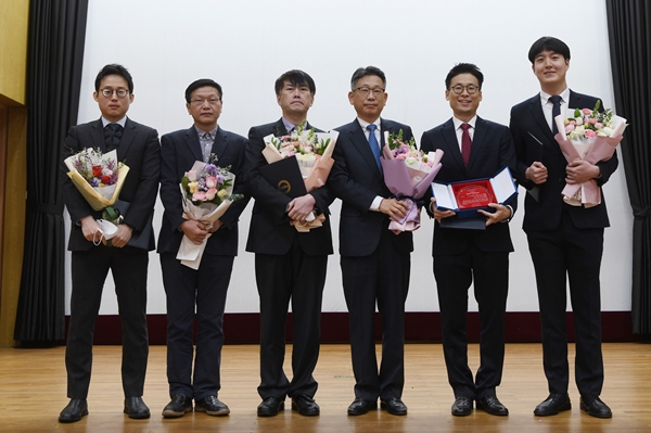 [첨부1] 2022년 올해의 KRISS인상 수상자와 KRISS 박현민 원장