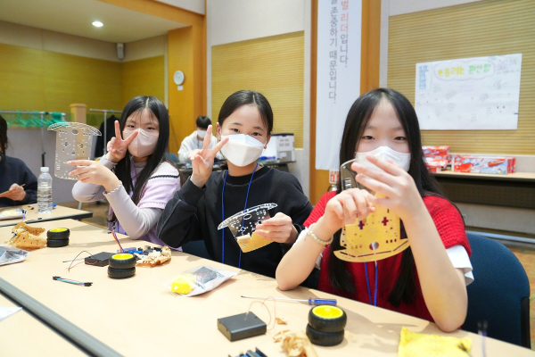 과학 키트를 조립하며 모빌리티 작동 원리를 학습하는 참가 학생들