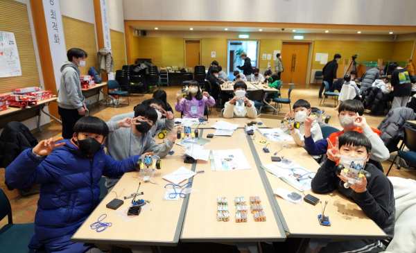 과학 키트를 조립하며 모빌리티 작동 원리를 학습하는 참가 학생들