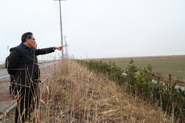 이병호 사장은 13일 새만금 농생명용지 현장을 찾아 임대차 계약사항 준수 여부에 대한 꼼꼼한 추가조사와 함께 위반사항에 대해서는 강력히 조치할 것을 지시했다