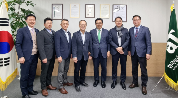 간담회 사진 * 한국농수산식품유통공사 김춘진 사장(우측 3번째), 대한축구협회 이용수 전 국가대표 전력강화위원장 겸 부회장(좌측 4번째), 대한축구협회 황보관 대회기술본부장(우측 2번째)