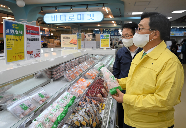 농협하나로마트 양재점 물가 점검 현장 사진 * 한국농수산식품유통공사 김춘진 사장(우측1번째)