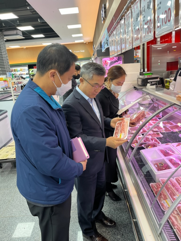 이용권 농협충남검사국장(가운데)이 홍북농협 하나로마트를 찾아 설명절 대비 축산물에 대한 특별점검