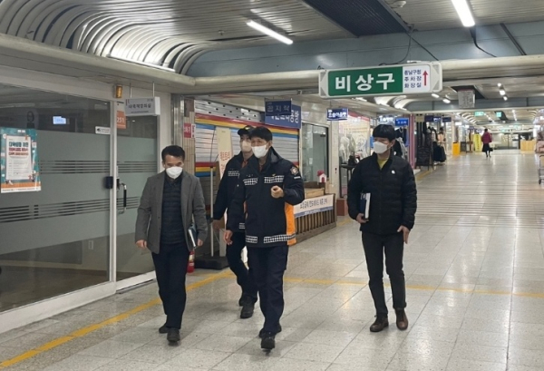 천안역지하도상가 현장 방문에 나선 조영학 천안동남소방서장/천안동남소방서 제공