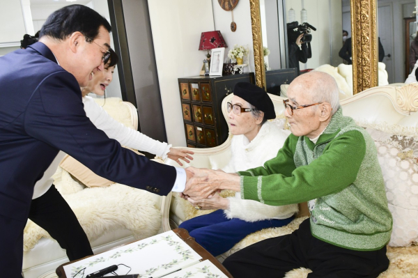 김광신 중구청장(오른쪽)은 16일, 문화동 이일남 애국지사(가운데) 댁을 방문해 감사와 존경의 마음을 담아 설 명절 선물을 전달했다