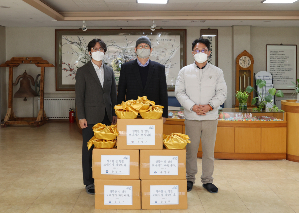 16일 문창용 유성구 부구청장(가운데)이 선우치매센터를 방문하여 기념촬영 모습