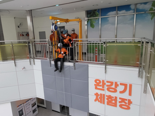 충남안전체험관에서 소방학교 교육생이 완강기 체험을 하고 있다