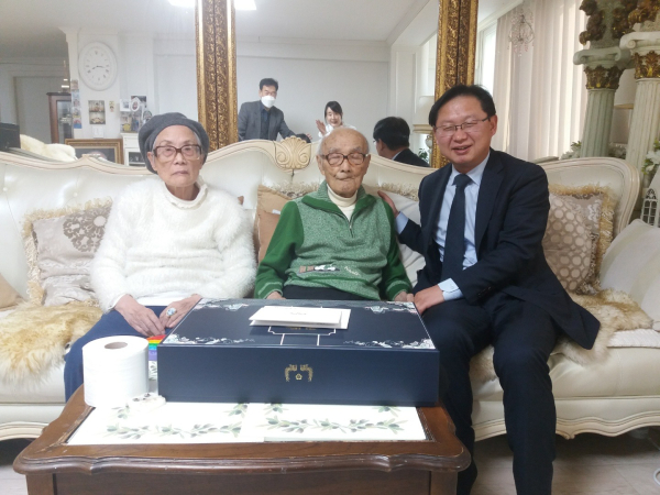 오른쪽부터 강만희 대전지방보훈청장, 이일남 애국지사, 배우자 서채영 여사