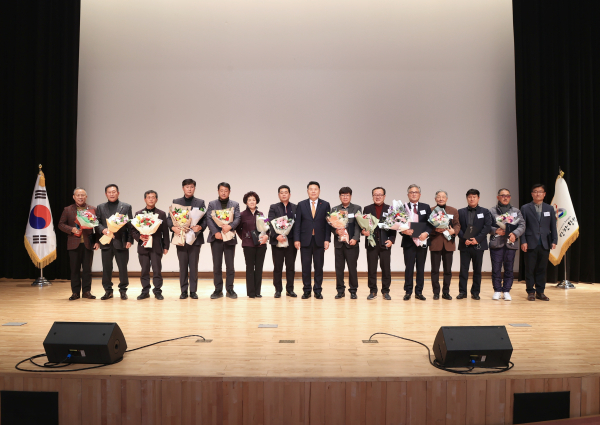 제3기 주민자치위원회 위촉식 후 단체사진