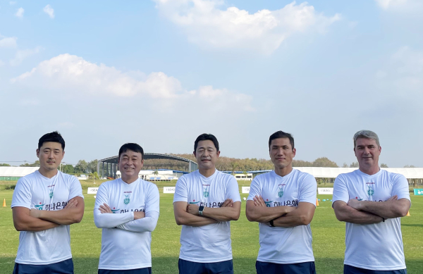 A팀 코칭스태프(왼쪽부터)박근영 피지컬코치, 정광석 수석코치, 이민성 감독, 배효성 코치, 졸레 gk코치