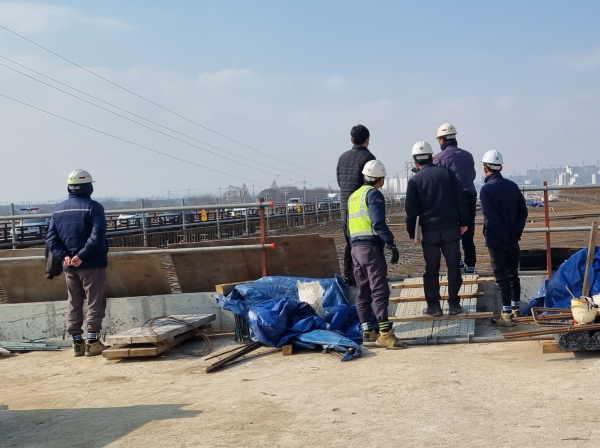 행복청 담당자가 오송~청주2구간 현장에서 감리단, 시공사와 함께 설 명절을 앞두고 광역도로 건설현장 안전점검을 실시하고 있다